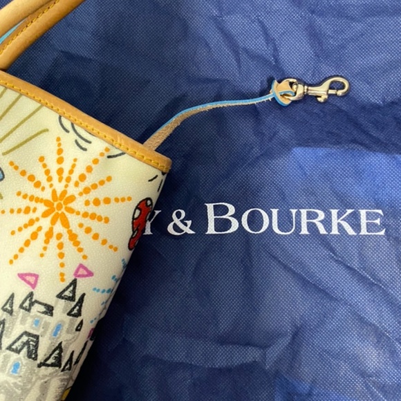 Dooney & Bourke Walt Disney Tote Authentic - Picture 3 of 9